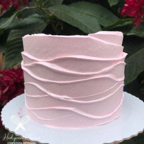 Wave Cake Wavy Cake Design, Scalloped Cake, Wave Cake, Wave Decor, Ganache Cake, Patterned Cake, Tall Cakes, Simple Cake, Decorated Cakes