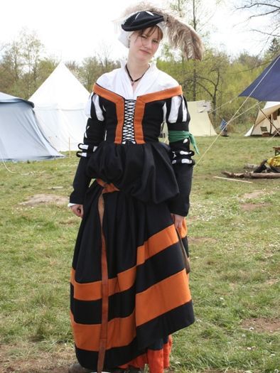 German Culture Clothing, German Dresses, 1500 Fashion, Middle Ages Clothing, German Costume, Sca Garb, German Culture, Medieval Garb, German Outfit