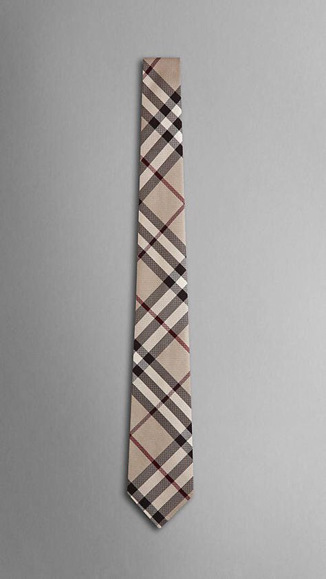 Accessories Burberry Tie Ben Silver, Style Gentleman, British Clothing, Burberry Plaid, African Continent, Burberry Trench, Burberry Scarf, Fragrances For Women, Plaid Tie