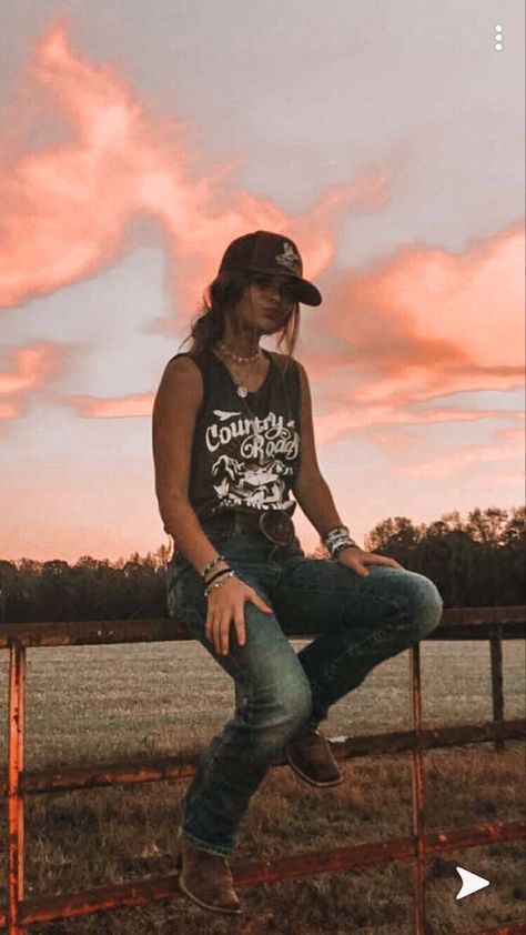 Country Rock Aesthetic Outfits, Tomboy Cowgirl Outfit, Country Woman Aesthetic, Country Tomboy Outfits, Cute Western Poses, Tomboy Cowgirl, Country Costume Ideas, Country Tomboy, Brunette Country Girl