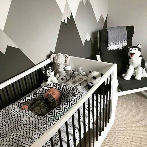 Nursery Room Accent Wall Ideas, High Contrast Nursery, Monochrome Baby Room, Name Pillows, Monochrome Kids Room, Black Nursery, Baby Nursery Inspiration, Monochrome Nursery, Baby Room Neutral