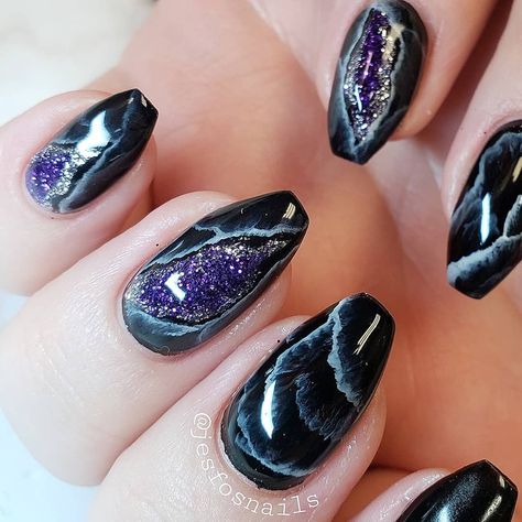 Geo Rock Agate Crystal Nails Gel Nail Art Geod Rock Tattoo, Agate Nails, Geode Nail Art, Geo Rock Nail Designs, Bohemian Agate Geodes, Rock Nails, What Are Crystals, Glass Nails Art, Formal Makeup