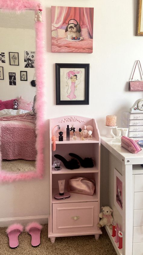 pink room Living Room Pink Aesthetic, Fashionista Room Aesthetic, Pink Simple Room, Bedroom Girly Ideas, Pink And Silver Room, Pink Indie Room, Pink Room Ideas Aesthetic, 2000s Room Ideas, Y2k Pink Room