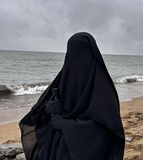 Burka Girl, Burqa Aesthetic, Niqabis Aesthetic, Black Burqa, Burkha Designs Black, Niqab Bride, Black Niqab, Niqab Aesthetic, Burkha Designs