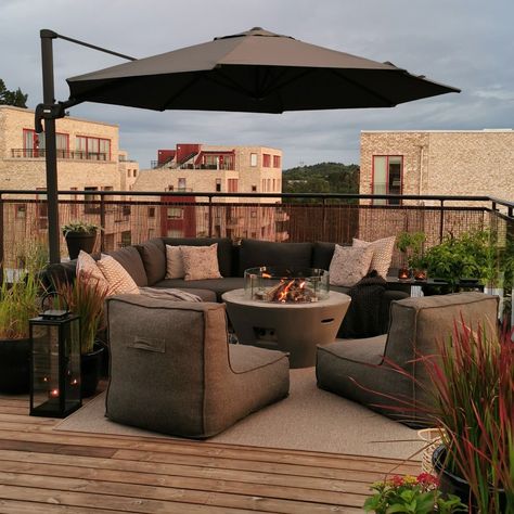 Modern Rooftop Terrace Outdoor Seating Ideas | Outdoor Patio Garden Pergola Ideas | Home Decor Ideas Outdoor Penthouse Terrace, Big Teracce Ideas, Penthouse Patio Rooftop Terrace, Terrace On Roof, Penthouse Balcony Ideas, Penthouse Apartment Terraces, Cozy Rooftop Terrace, Flat Terrace Design, Penthouse Ideas Rooftop Gardens