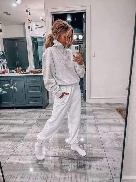 Alo yoga - sweatpants - loungewear - athleisure wear - fitness #LTKFind#LTKstyletip#LTKfit Outfit Ideas Gym, Yoga Outfit Ideas, Alo Yoga Outfit, Lounging Outfit, Athleisure Outfits Summer, Outfits Athletic, Athleisure Style, Sweatpants Outfit, Yoga Outfit