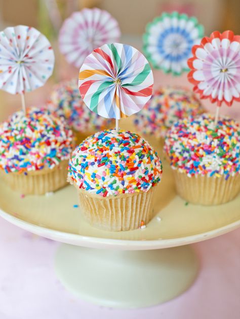 Candy Cupcakes Ideas, Festival Cupcakes, Cupcakes With Sprinkles, Cupcake Arrangements, Circus Cupcakes, Carnival Cupcakes, Easy Cupcakes Decoration, Cupcake Party Favors, Pin Wheels