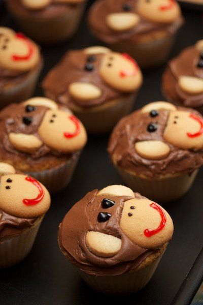 The headline said "cutest recipe ever!" so I just HAD TO  look! and whattaya know? CUTE LITTLE MONKEY CUPCAKES! pretty darn cute I'd have to say. Not just for a baby shower! Monkey Cupcakes, Decorações Com Comidas, Safari Party, Cupcake Cake, Sweets Treats, Let Them Eat Cake, Creative Food, Cute Food, Bon Appetit