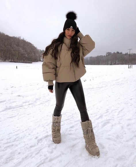 Winter Ski Fashion, Outfit Navidad, Winter Vacation Outfits, Ski Trip Outfit, Apres Ski Outfits, Winter Outfits Snow, Winter Boots Outfits, Colorado Outfits, Winter Girl