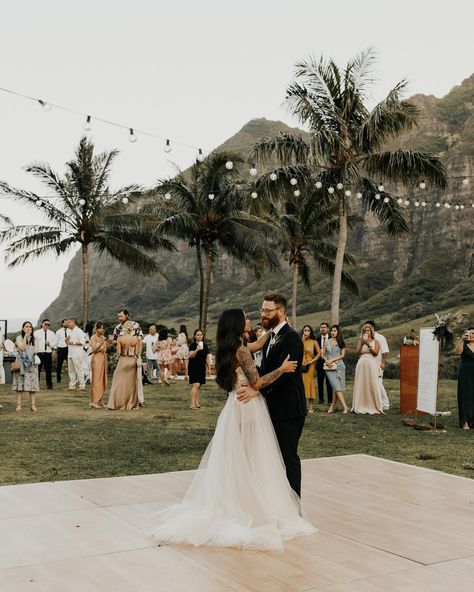 Sculptural floral arrangements shaped this couple’s wedding in the middle of a jungle in Hawaii. 🌺 From the asymmetric palm ceremony altar to the Ikebana centerpieces—all using flowers local to the island—transformed each space. See each defining element of the modern-meets-tropical celebration at the link in bio. 🌴 📷: @keanibakula 📋: @forever_amour_events 💐: @meidayhawaii 🎥: @twinfinfilmworks 👗: @musebyberta 📍: @kualoaranchweddings 💇‍♀️: @_jt_hair_ 💄: @revealhairandmakeup 💌: @funkyolivedesig... Tropical Boho Chic Wedding, Destination Wedding Tropical, Simple Hawaii Wedding, Hawaii Wedding Aesthetic, Islander Wedding, Minimalist Tropical Wedding, Tropical Jungle Wedding, Small Hawaii Wedding, Hawaii Wedding Flowers