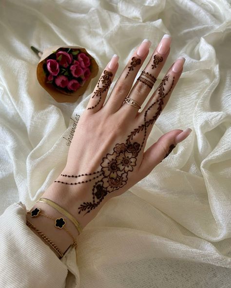 Adorn your hands with captivating mehndi designs that reflect both tradition and modernity. These intricate patterns, from delicate paisleys to bold geometric shapes, are perfect for any event. They bring a touch of sophistication and cultural elegance to your look, making you stand out. Discover the endless possibilities of mehndi art and express your individuality. #simplemehndi #hennadesign #mehnditattoosforwomen #henna #easymehndi #mehndidesigns #mehndidesignssimple #mehndidesignsforhands Desain Henna Simple, Modern Mehndi Designs Simple, Delicate Mehendi Designs, Henna Hand Tattoo Designs, Henna Designs Easy Hand, Simple And Elegant Mehndi Designs, Elegant Henna Designs, Henna Traditional, Elegant Mehndi Designs