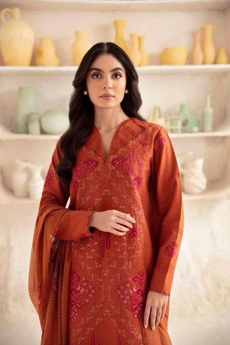 Shirt Gala Design Pakistani, Lawn Designs, Neck Lines, Gala Design, Lace Dress Design, Latest Dress Design, Simple Kurta Designs, Boutique Suits, Neck Designs For Suits