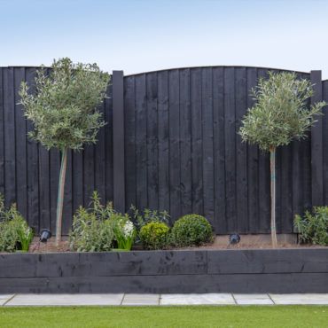 Black Garden Fence Ideas, Black Raised Garden Beds, Black Fence Garden, Dark Grey Fence, Black Garden Fence, Grey Fence, Sleepers In Garden, Grey Fences, House Fence