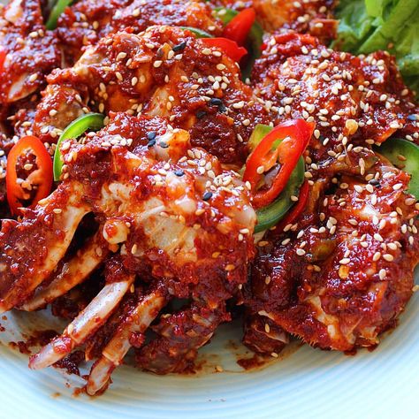 Here is the #recipe for spicy marinated crabs that many of you have asked for.This Yangnyum Gaejang is one of hubby's favorite Korean… Spicy Crab Recipes, Raw Crab, Marinated Crab, Blue Crab Recipes, Crab And Shrimp Recipe, Korean Pear, Crab Sushi, Recipes With Soy Sauce, Sushi Recipe