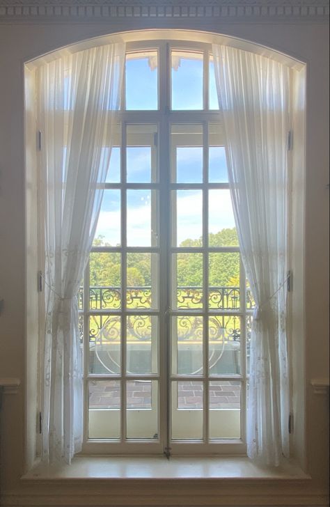 Big Window In Bedroom, Big Windows Bedroom, Windows With Curtains, Big Window Curtains, Large Window Curtains, Curtains For Arched Windows, Types Of Windows, Arched Window Treatments, Interior Design Classes