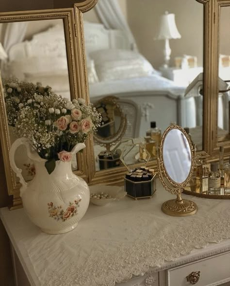 Elegant Vintage Room Aesthetic, Classy Pink Room Aesthetic, Vanity Aesthetic Decor, Light Academia Vanity, Light Academia Aesthetic Bedroom Decor, Cozy Spring Bedroom Ideas, Museum Bedroom Aesthetic, Royalcore Room, Rich Girl Room