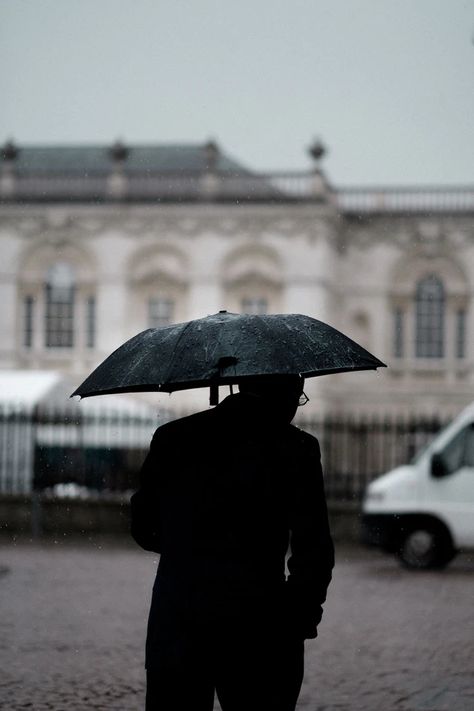 Urban People, Rain Wallpapers, Black Umbrella, Aviation Photography, Folding Umbrella, Chase Your Dreams, Security Solutions, College Fun, Underwater Photography