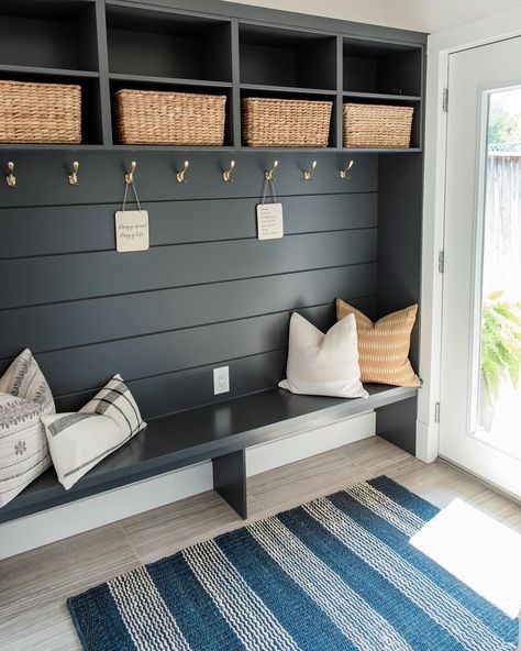 𝐉𝐄𝐍 𝐒𝐎𝐓𝐓𝐎𝐒𝐀𝐍𝐓𝐈 𝐃𝐄𝐒𝐈𝐆𝐍 on Instagram: “Sometimes it’s just little changes that make an impactful difference! #BeachHome @jsdesignandinteriors @starkpainting 📸…” Narrow Mudroom Ideas, Entry With Bench, Narrow Mudroom Ideas Entryway, Narrow Mudroom, Diy Lockers, Garage Lockers, Mudroom Ideas Entryway, Coat Room, Entry Organization