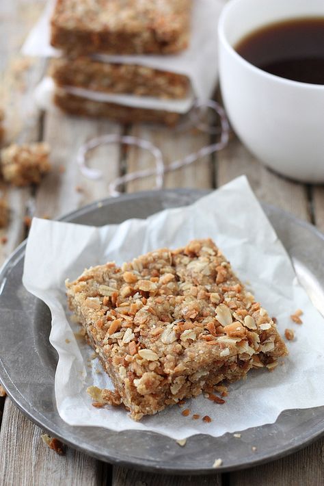 Chewy bars packed with oats and toasted coconut. A perfect treat for any time of day. Granola bars have been on my to-bake list for what seems like ages. My husband eats one of the store-bought variety almost every morning for breakfast and often reminds me that he’d like a homemade version. Yesterday I sought … Chewy Bars, Oatmeal Bars Recipes, Coconut Oatmeal, Granola Bar, Sweet Bar, Oatmeal Bars, School Snack, Breakfast Bars, Sem Lactose