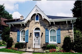 A Field Guide to Building Watching: 10. The Loyalist: Ontario Cottage London Cottage, Gothic Farmhouse, Modern Victorian Style, Carpenter Gothic, Gothic Revival House, Ontario Cottages, Living Arrangements, Brick Houses, Figure Design