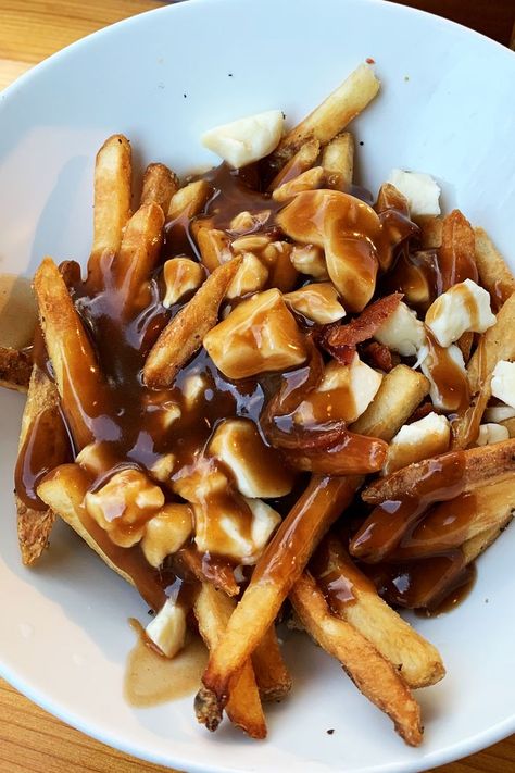 A plate of poutine - a quintessentially Canadian dish (consisting of fries, gravy and cheese curds). Canadian Fries Poutine, Canada Food Recipes, Poutine Fries Recipe, Poutine Food, Quebec Food, Canada Culture, Food In Canada, Sprite Cake, Canadian Foods