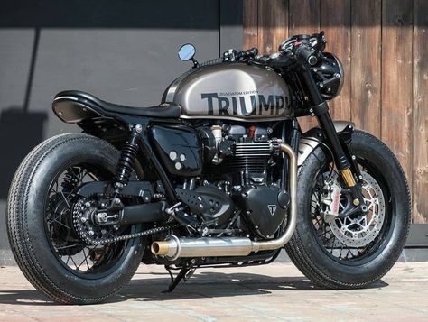 3,272 Likes, 18 Comments - Cafe Racer Pasión (@caferacerpasion) on Instagram: “🏁 caferacerpasion.com 🏁 Have a nice day with this Triumph Cafe Racer by ZEUS Custom .…” Triumph Moto, Triumph Motorbikes, Custom Bikes Cafe Racers, Triumph Cafe Racer, Stylish Bike, Triumph Bikes, Triumph Bobber, Triumph Thruxton, Bobber Bikes