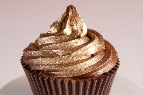 Golden Dusted Chocolate Cupcake Gold Frosting, Cupcake Gold, Cupcake Factory, Sprinkle Cake, Edible Glitter, Chocolate Cupcakes, Event Design, Gold Glitter, Baby Showers