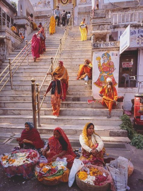 Selling Flowers, Udaipur India, Amazing India, Indian People, Gabriel Garcia Marquez, Udaipur, Varanasi, South Asia, Incredible India