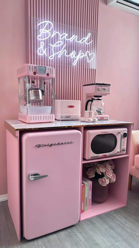 Nail Salon Pink Decor, Podcast Room Ideas Aesthetic, Pink Podcast Studio, Ideas Salon, Podcast Ideas, Pink Room Decor, Lash Room, Beauty Room Decor, Xbox Pc