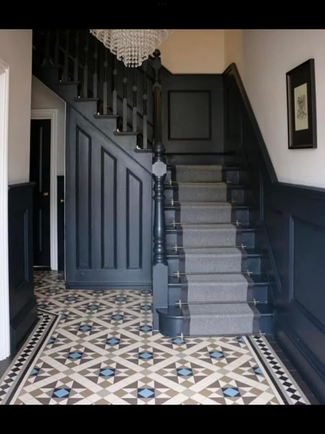 Lambriseringen Gang, Modern Hallways, Stairs And Hallway Ideas, Hallway Design Ideas, Hall Tiles, Victorian House Interiors, Interior Design Hallway, Victorian Hallway, Hallway Colours