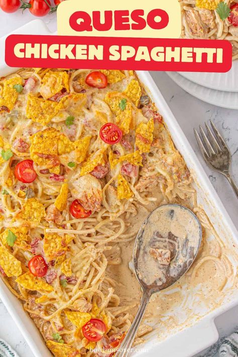 Rich and cheesy Queso Chicken Spaghetti - wrapped in a cheesy sauce, this meal is perfect for back-to-school and busy weeknight meals! Chicken Queso, Busy Weeknight Meals, Queso Sauce, Queso Chicken, Crockpot Chicken Spaghetti, Cheesy Chicken Pasta, Chicken Spaghetti Casserole, Chicken And Pasta, Stuffed Pepper Casserole