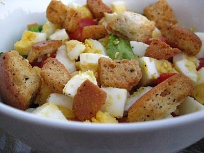 Texas Roadhouse House Salad - just romaine, hard-boiled eggs, croutons and homemade ranch. YUM. Texas Roadhouse Croutons Recipe, Texas Roadhouse Salad Recipe, Texas Roadhouse Salad, Texas Roadhouse Recipes, Baked Chicken Pasta Recipes, Diy Salad, Alfredo Casserole, Bacon Zucchini, Zucchini Chicken