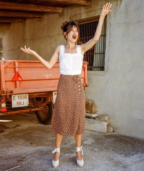 Summer Outfits Ideas: 9 Looks We're Bookmarking Already. Shop Jeanne Damas's look here. Jeanne Damas Style, Classic Summer Outfits, Summer Outfits Ideas, Style Parisienne, Jeanne Damas, Style Guru, Cool Summer Outfits, Summer Outfit Ideas, Spring Look