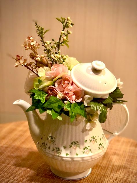 Flowers In A Teapot, Tea Cup Wreaths, Teapot Floral Centerpieces, Teapot Flower Arrangements Centerpieces, Tea Pot Crafts Diy Ideas, Decorating With Teapots, Teapot Decorating Ideas, Teapot Floral Arrangements, Teapot Crafts Projects Ideas