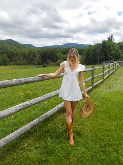 coastal cowgirl White Fence Photoshoot, Florida Keys Aesthetic Outfits, White Dress And Cowgirl Boots, Cowgirl White Dress, Cute Outfits With Cowboy Boots, Western Senior Pictures Outfit, Cowgirl Shoot, Farm Photoshoot, Granola Girl Outfits