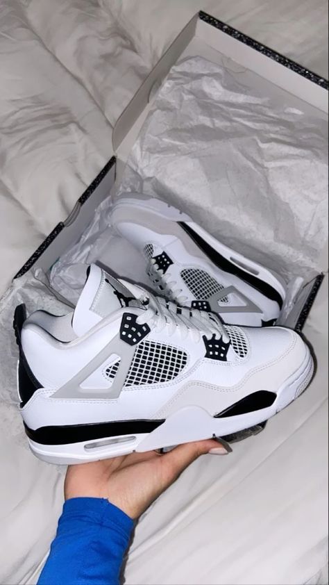 Jordan 4 balnco y negro con gris nuevos Cute Jordans, Pretty Sneakers, Trendy Shoes Sneakers, Nike Shoes Girls, Nike Fashion Shoes, Preppy Shoes, Jordan Shoes Retro, All Nike Shoes, Shoes Outfit Fashion