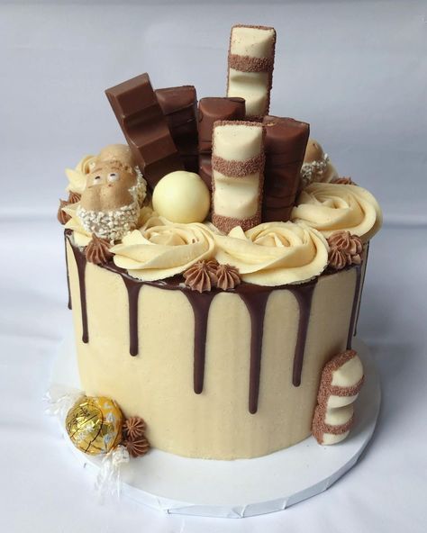 Cute Birthday Cakes Chocolate, Birthday Chocolate Cake Recipe, Kinda Bueno Cake, Twix Cake Birthday, Kinder Birthday Cake, Kinder Bueno Cake Birthday, Kinderbueno Cake, Birthday Cake Ideas Chocolate, Chocolate Birthday Cake Ideas