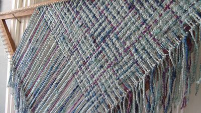 Loom Weaving Projects, Triangle Weaving, Triangle Loom, Weaving Patterns Loom, Weaving Scarfs, Circular Loom, Pin Weaving, Pin Loom, Weaving Loom Projects