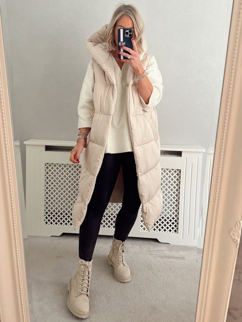 Creme Jumper Outfit, Cream Long Puffer Jacket Outfit, Jumper Dress Outfit Winter, Cream Jumper Outfit, Cream Jumper Dress, Cream Roll Neck Jumper Outfit, Cream Knit Jumper Dress, Jumper Dress Outfit, Minimalist Winter Outfit