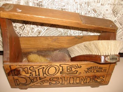 VINTAGE TREASURES AND MORE: ANTIQUE SHOE SHINE BOX Shoe Shine Box Ideas, Shoe Shine Box Diy, Wooden Shoe Box, Wood Shoe Shine Box, Antique Tool Box, Woodworking Table Plans, Wooden Shoe Forms Vintage, Shoe Shine Box, Dad Shoe