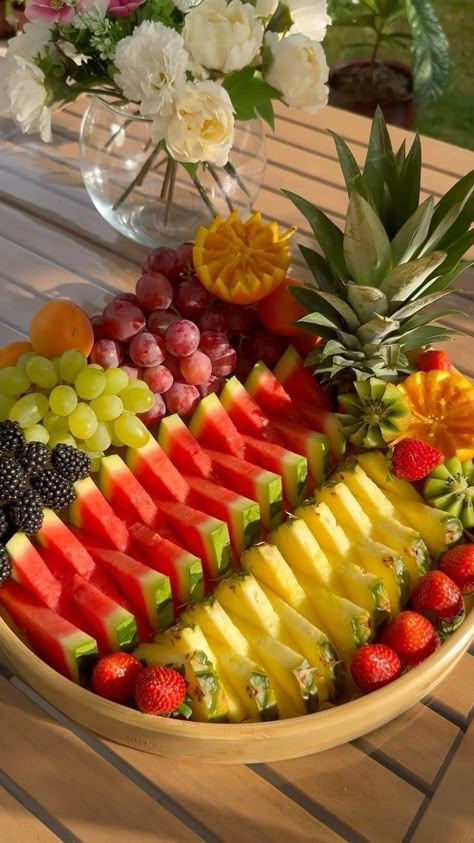 Fruits Platter, Sommer Mad, Fruit Platter Designs, Fruit Platters, Fruit Trays, Charcuterie Ideas, Decorações Com Comidas, Party Food Buffet, Catering Ideas Food