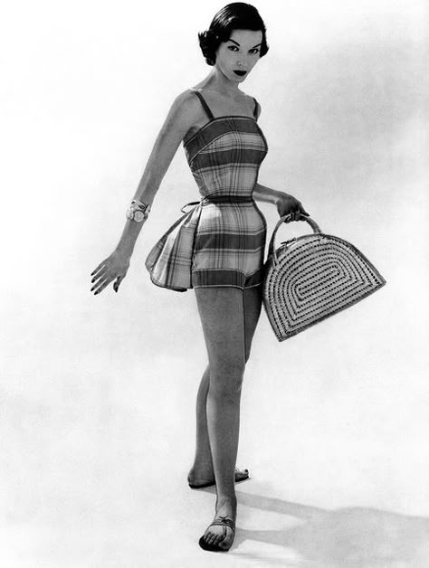 Model in cotton bustle-back dressmaker swimsuit by Tina Leser, 1955...can you imagine? Vestidos Pin Up, Lingerie Vintage, Vintage Swim, Fashion 1950s, Vintage Swimwear, Vintage Swimsuits, Old Fashion, Moda Vintage, Vintage Beach