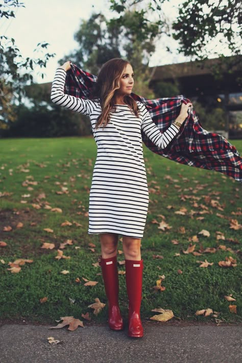 Merrick's Art // Style + Sewing for the Everyday Girl: HOW TO WEAR YOUR HUNTER BOOTS WHEN IT'S NOT RAINING Hunter Rain Boots Outfit, Rain Boots Outfit, Red Hunter Boots, Rain Boot Outfit, Teenager Fashion, Hunter Boots Outfit, Red Rain Boots, Red Hunter, Hunter Boot