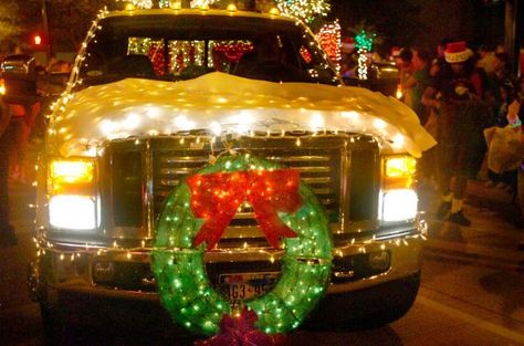 Pick-up truck in Christmas parade Christmas Parade Float Ideas, Karate Christmas, Christmas Floats, Parade Float Ideas, Parade Decorations, Car Decoration Ideas, Christmas Car Decorations, Christmas Cars, Christmas Parade Floats