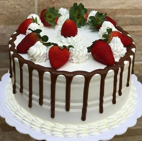 Easy Birthday Cake Recipes, Resipi Kek, Chocolate Cake Decoration, Birthday Cake Recipe, Easy Cake Decorating, Cake Decorating Videos, Simple Birthday Cake, Strawberry Cakes, Idee Pasto Sano