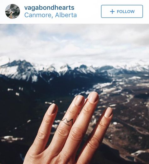 Super cute mountain finger tattoo Mountain Ring Tattoo, Tattoo Finger Men, Small Mountain Tattoo, Tattoo Wedding, Tattoo Finger, Cute Finger Tattoos, Finger Tattoo For Women, Tattoo Wedding Rings, Ring Finger Tattoos