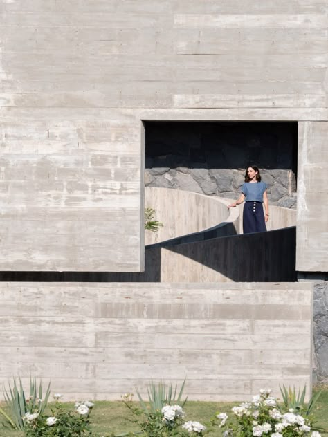 Patio Estudio fills "introverted" home in Argentina with internal patios Laboratory Building, Landscape House, Residential Landscaping, House Patio, Cliff House, Timber Structure, Concrete House, Concrete Structure, Brutalist Architecture