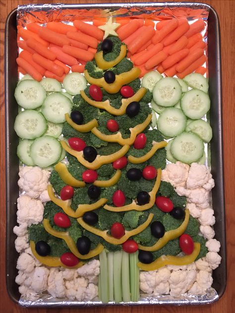 Christmas Tree Vegetable Charcuterie Board, Christmas Tree Shaped Veggie Tray, Veggies Christmas Tree, Christmas Veggie Trays Ideas, Holiday Veggie Trays Christmas, Christmas Vegetable Tray Ideas, Winter Veggie Tray, Veggie Tray For Christmas, Christmas Themed Veggie Tray