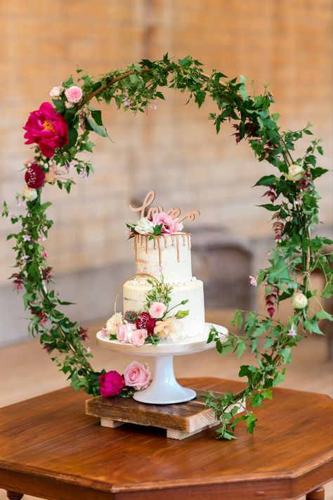 Cake Table Decorations Wedding, Sarah Bernhardt Peony, Cake Hoop, Gold Table Decorations, Blossom Photography, Diy Cake Stand, Pink Jasmine, Sarah Bernhardt, Deco Champetre