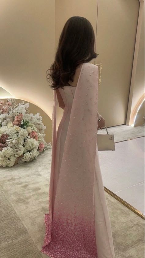 Arabian Gown, Robes D'occasion, Satin Prom Dresses, Desi Fits, Prom Dresses Sleeveless, Elegant Dresses Classy, Arab Fashion, Dresses Classy, Modest Fashion Outfits